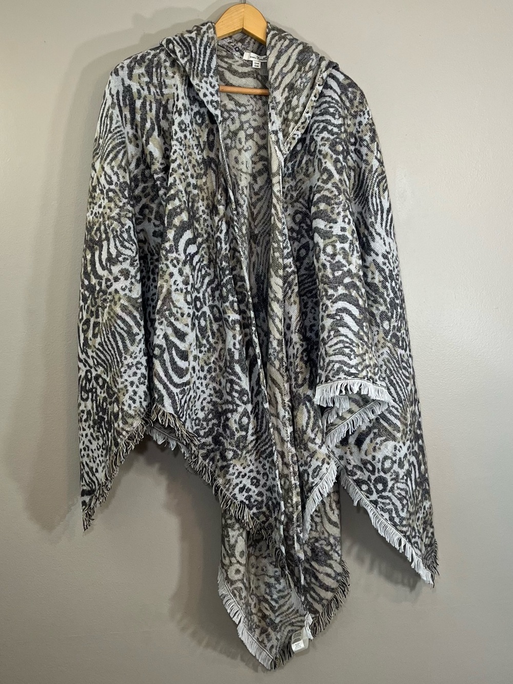 Simply Noelle Size OS Black White Tan Leopard Print Knit Shaw Wrap Cape Poncho